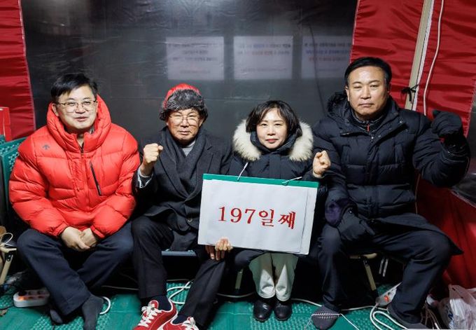 소각장반대투쟁을 이어가고 있는 마포주민지원협의체 주민감시단의 노고를 격려하는 박강수 마포구청장