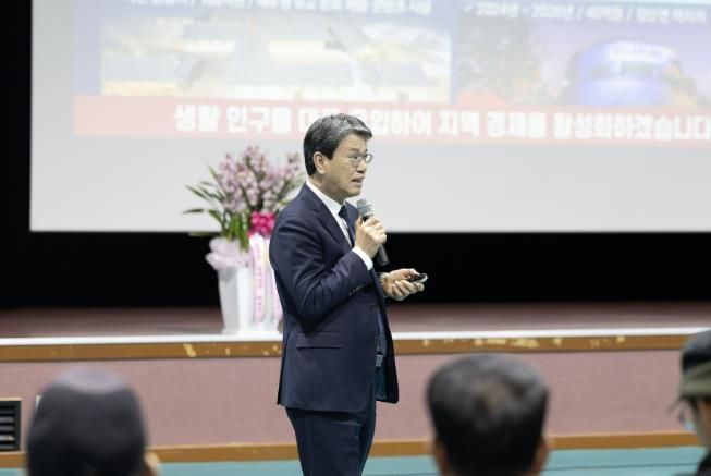 2026년 읍‧면 연두순방에서 김돈곤 군수가 군민들에게 군정 주요 성과 보고를 하고 있다.