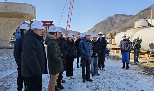정선읍 신도로망 구축사업 현장에서 용접 부위 균열 여부 등 품질·안전 점검을 실시하고, 정선군 직원