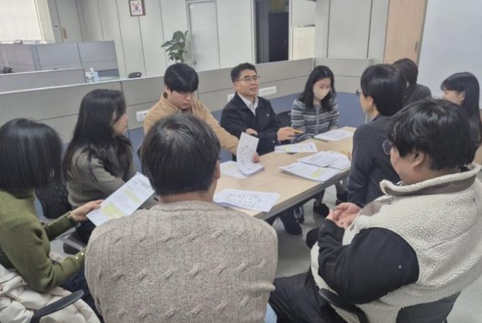 서구 공무원들이 회의실에서 토론을 진행하고 있다(자료사진)