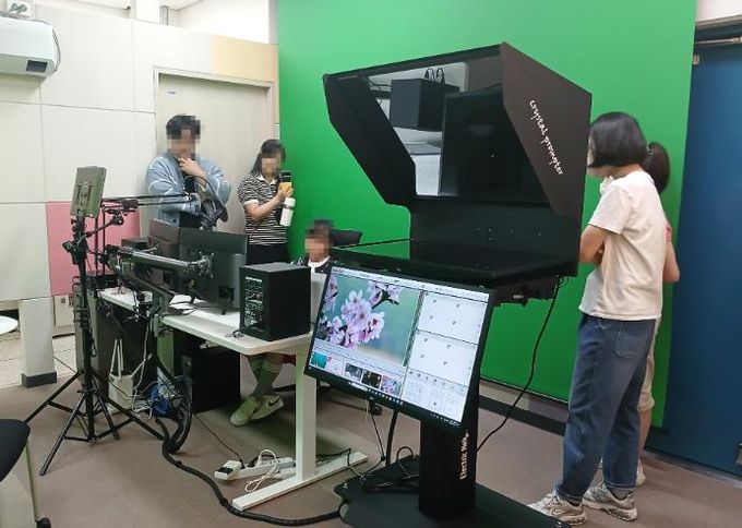 K-도서관에서 미디어 창작 활동을 체험하고 있다