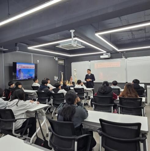 순천시 청소년들이 순천제일대학교 의료재활과에서 의료재활 진로 체험을 하고 있다