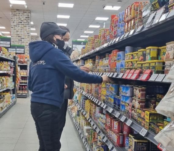 점검반이 설 명절을 앞두고 ‘설 명절 대비 성수 식품 조리·판매업소 위생점검’을 실시했다