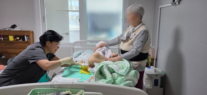 장기요양 재택의료센터 의료진들이 대상자 가정을 방문해 환자들을 돌보고 있다.