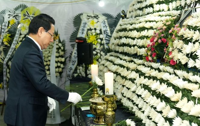 김영록 전라남도지사가 28일 광주 5·18 민주광장에 마련된 고 이해찬 민주평통자문회의 수석부의장 분향소를 방문해 조문하고 있다.