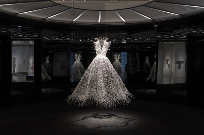 'Dreaming' 백매(White Plum), 2024, 철사, 비즈, 직물