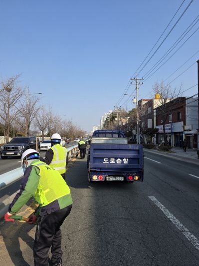 부산 사상구, 백양대로 중앙분리대 잡초제거 작업 실시