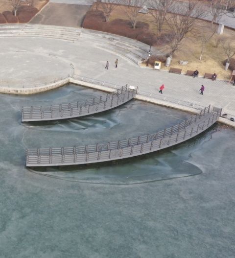 1차 보수공사가 완료된 일산호수공원 내 선착장 전경