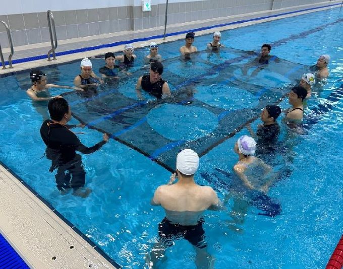 생존수영 강습 사진