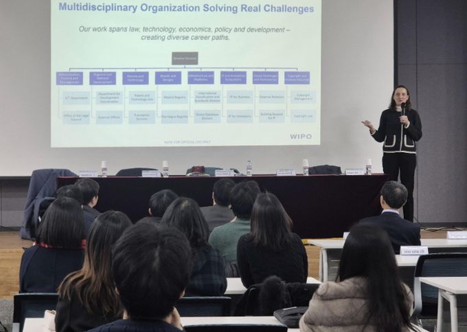 아델라이드 바르비에(Adelaide Barbier) WIPO 인사국장이 2월 3일 14시, 대한변리사회 회관(서울시 서초구)에서 채용 설명회를 진행하고 있다.