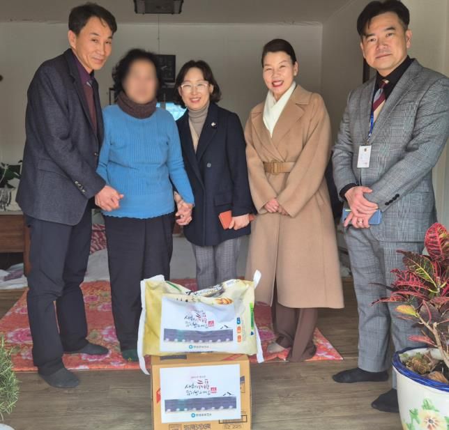 창녕군보건소에서 독거노인에게 위문품을 전달하고 있다