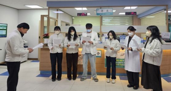 지난 10일 영천시보건소 진료 접수실에서 직원들이 친절교육을 받고 있다.