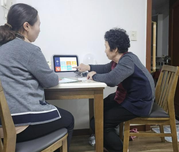 동안구보건소는 AI IOT 어르신 건강사업 스마트 돌봄 서비스를 운영한다. 한 어르신이 AI스피커를 활용해 건강상태를 확인하고 있다
